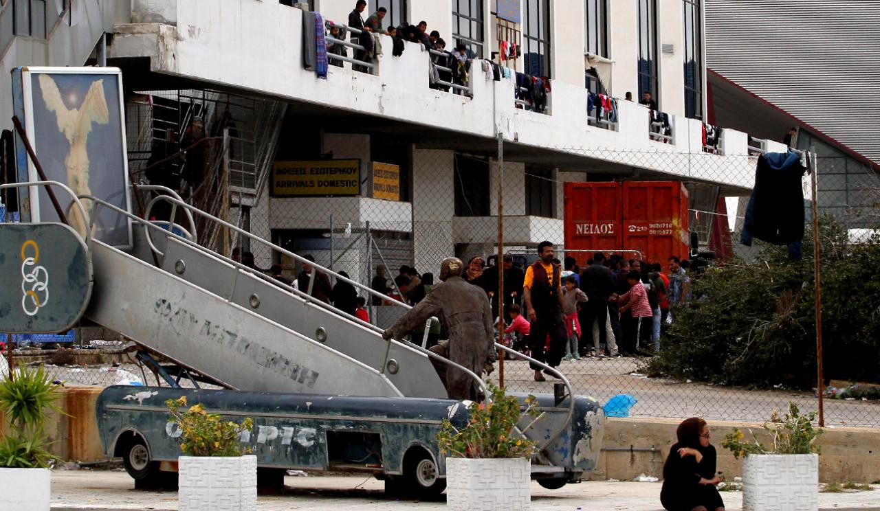 Ξεκίνησε η απομάκρυνση των μεταναστών από το Ελληνικό (εικόνες)